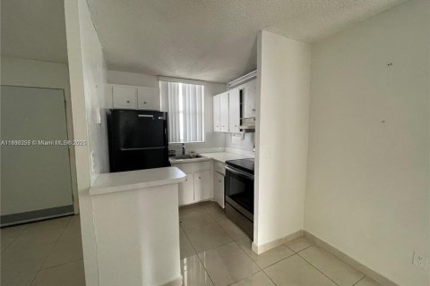 Condo in North Bay Village, Florida, 1 bedroom  № 1937227 - photo 14