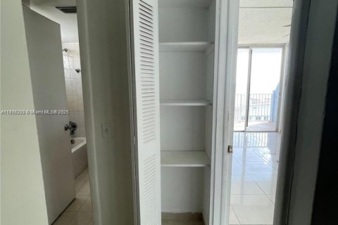 Condo in North Bay Village, Florida, 1 bedroom  № 1937227 - photo 10
