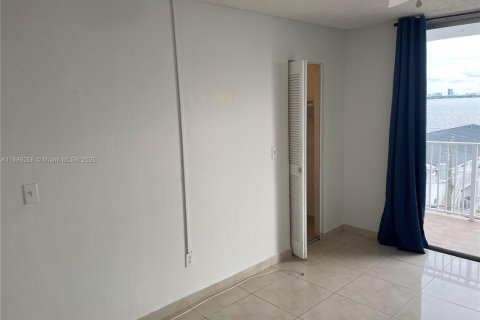 Condo in North Bay Village, Florida, 1 bedroom  № 1937227 - photo 22