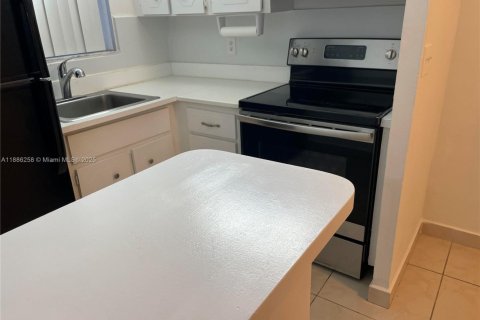 Condo in North Bay Village, Florida, 1 bedroom  № 1937227 - photo 13