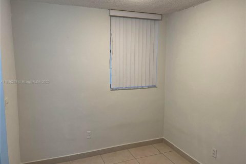 Condo in North Bay Village, Florida, 1 bedroom  № 1937227 - photo 21