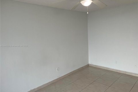 Condo in North Bay Village, Florida, 1 bedroom  № 1937227 - photo 23