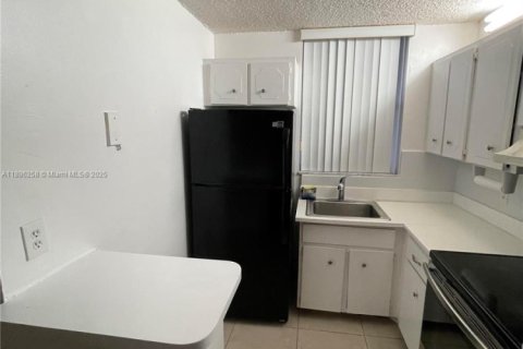 Condo in North Bay Village, Florida, 1 bedroom  № 1937227 - photo 15
