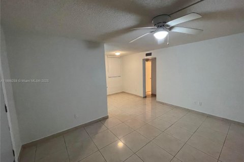 Condo in North Bay Village, Florida, 1 bedroom  № 1937227 - photo 11