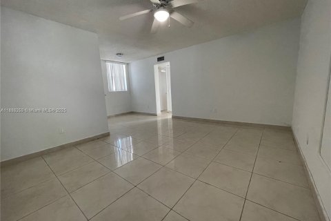 Condo in North Bay Village, Florida, 1 bedroom  № 1937227 - photo 17