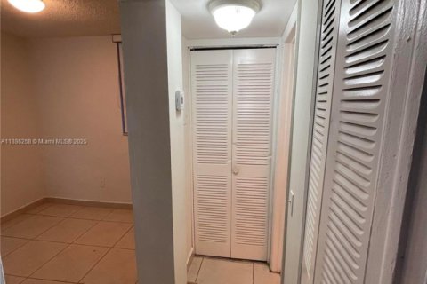 Condo in North Bay Village, Florida, 1 bedroom  № 1937227 - photo 9