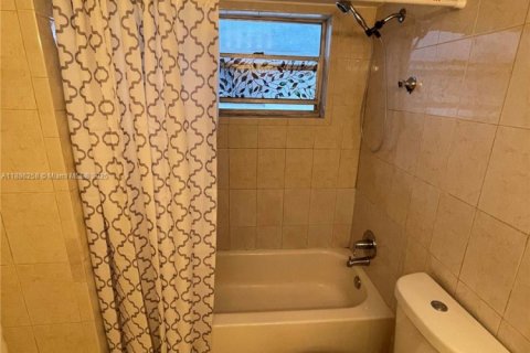 Condo in North Bay Village, Florida, 1 bedroom  № 1937227 - photo 5