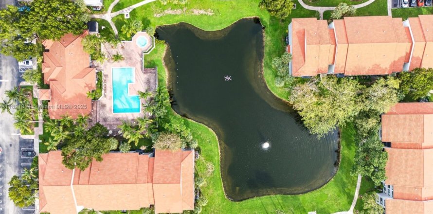 Condo in Coral Springs, Florida, 2 bedrooms № 1943898