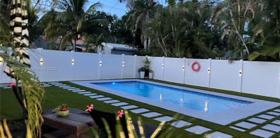 Дом в Холливуд, Флорида 2 спальни, 93м2 № 1942659