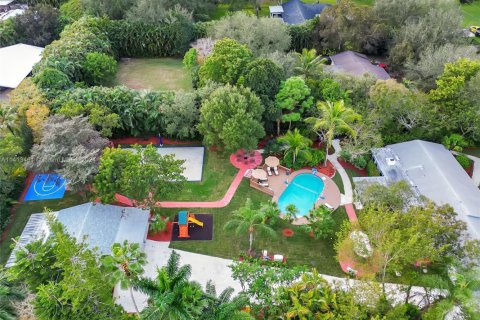 House in Davie, Florida 8 bedrooms, 261.06 sq.m. № 1812187 - photo 1