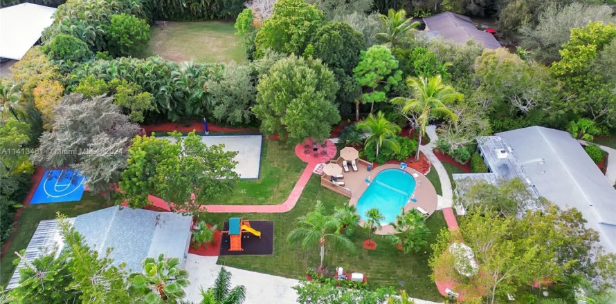 House in Davie, Florida 8 bedrooms, 261.06 sq.m. № 1812187