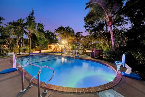 House in Davie, Florida 8 bedrooms, 261.06 sq.m. № 1812187 - photo 9