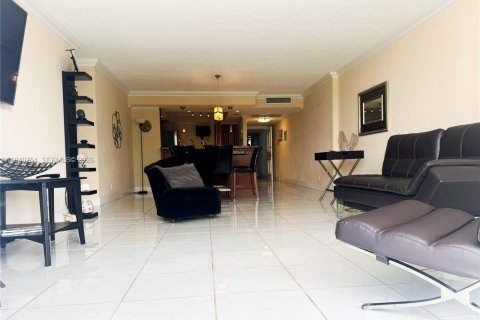 Copropriété à louer à Hallandale Beach, Floride: 2 chambres, 113.53 m2 № 1999877 - photo 3