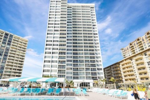 Copropriété à louer à Hallandale Beach, Floride: 2 chambres, 113.53 m2 № 1999877 - photo 26