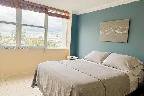 Copropriété à louer à Hallandale Beach, Floride: 2 chambres, 113.53 m2 № 1999877 - photo 13