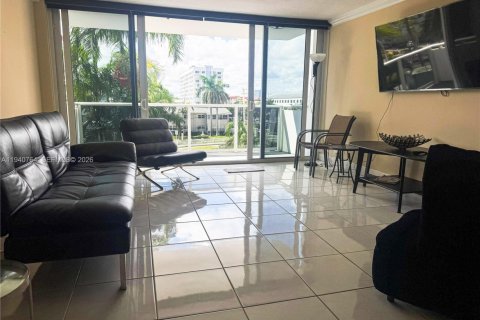 Copropriété à louer à Hallandale Beach, Floride: 2 chambres, 113.53 m2 № 1999877 - photo 2