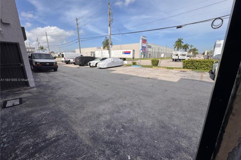 Commercial property in Hialeah, Florida № 1833916 - photo 2