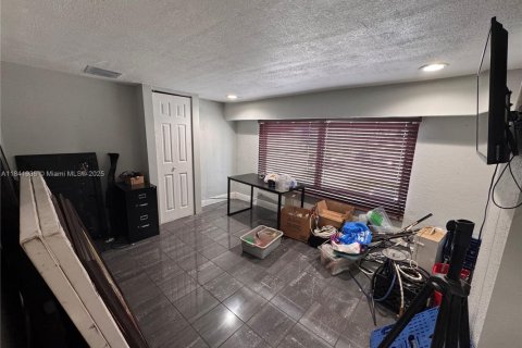 Commercial property in Hialeah, Florida № 1833916 - photo 11