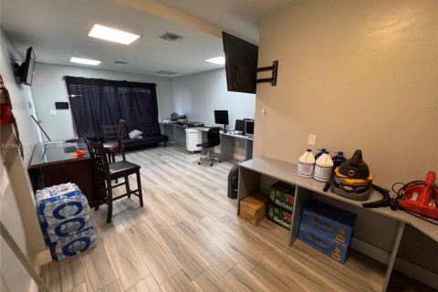 Commercial property in Hialeah, Florida № 1833916 - photo 4