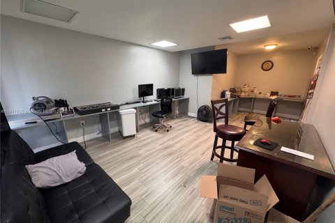 Commercial property in Hialeah, Florida № 1833916 - photo 3