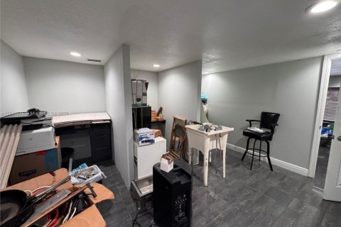 Commercial property in Hialeah, Florida № 1833916 - photo 10