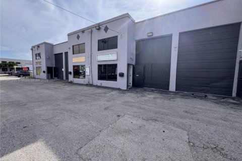 Commercial property in Hialeah, Florida № 1833916 - photo 1