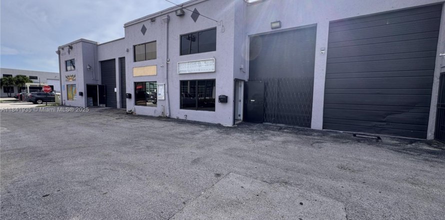 Commercial property in Hialeah, Florida № 1833916