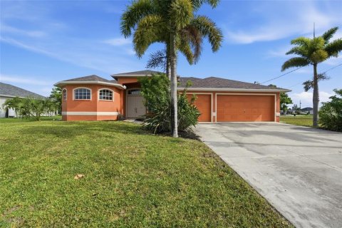 Villa ou maison à Cape Coral, Floride 4 chambres, 235.14 m2 № 2112311