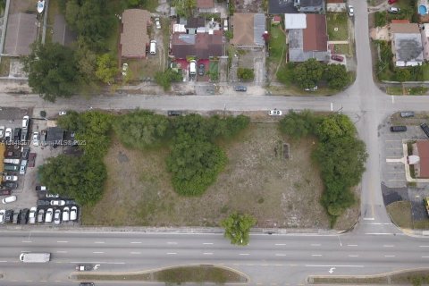 Propiedad comercial en venta en Miami, Florida № 1849046 - foto 2