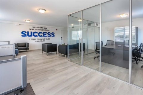 Commercial property in Miami, Florida № 1728701 - photo 24