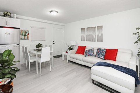 Commercial property in Miami, Florida № 1728701 - photo 12