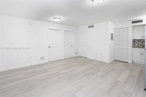 Commercial property in Miami, Florida № 1728701 - photo 3