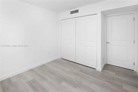 Commercial property in Miami, Florida № 1728701 - photo 6