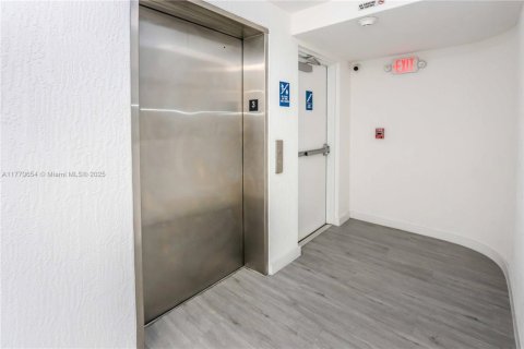 Commercial property in Miami, Florida № 1728701 - photo 22