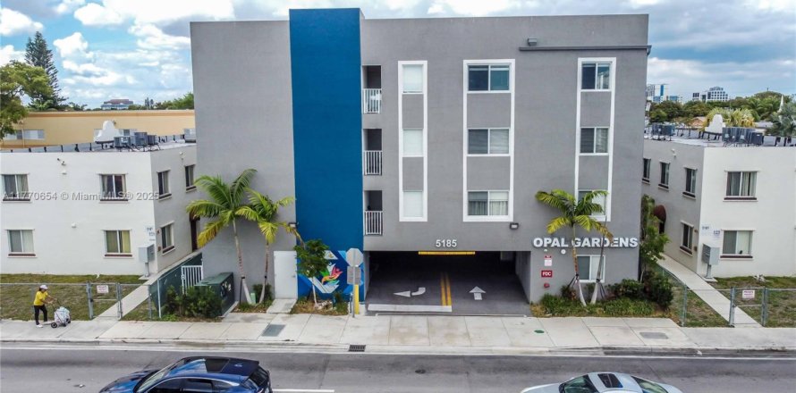 Commercial property in Miami, Florida № 1728701