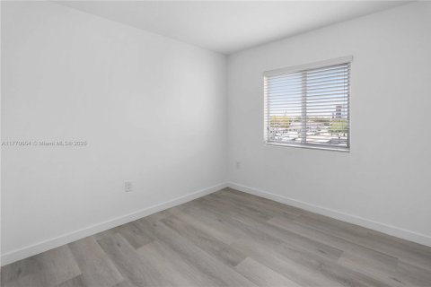 Commercial property in Miami, Florida № 1728701 - photo 7
