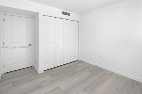 Commercial property in Miami, Florida № 1728701 - photo 8