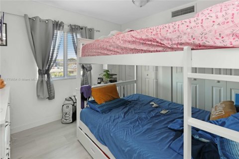 Commercial property in Miami, Florida № 1728701 - photo 16