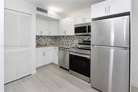 Commercial property in Miami, Florida № 1728701 - photo 9