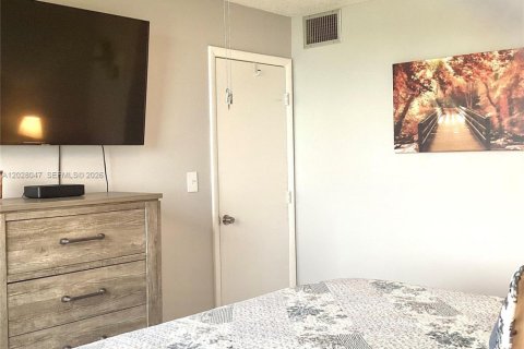 Condominio en venta en Pembroke Pines, Florida, 1 dormitorio, 74.32 m2 № 2077397 - foto 23