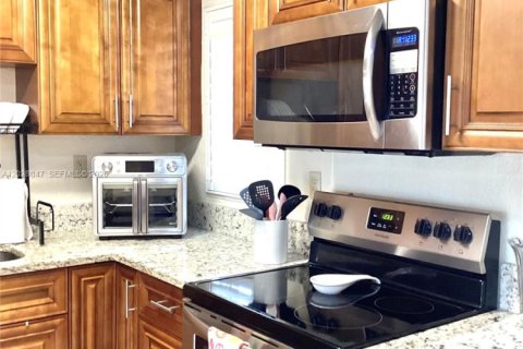 Condominio en venta en Pembroke Pines, Florida, 1 dormitorio, 74.32 m2 № 2077397 - foto 5