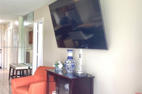 Condominio en venta en Pembroke Pines, Florida, 1 dormitorio, 74.32 m2 № 2077397 - foto 16