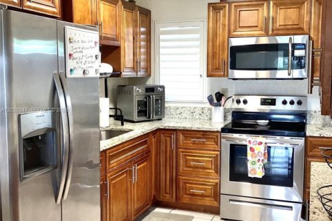 Condominio en venta en Pembroke Pines, Florida, 1 dormitorio, 74.32 m2 № 2077397 - foto 2