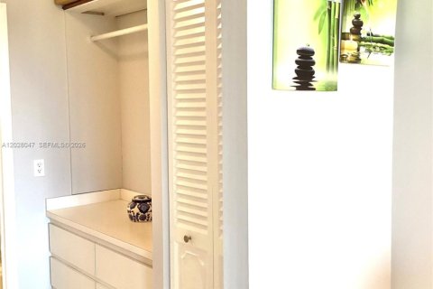 Condominio en venta en Pembroke Pines, Florida, 1 dormitorio, 74.32 m2 № 2077397 - foto 26