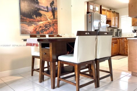 Condominio en venta en Pembroke Pines, Florida, 1 dormitorio, 74.32 m2 № 2077397 - foto 11