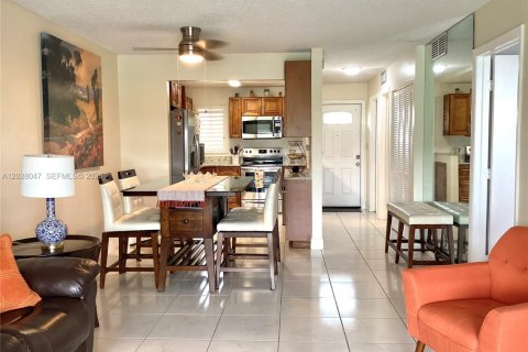 Condominio en venta en Pembroke Pines, Florida, 1 dormitorio, 74.32 m2 № 2077397 - foto 17