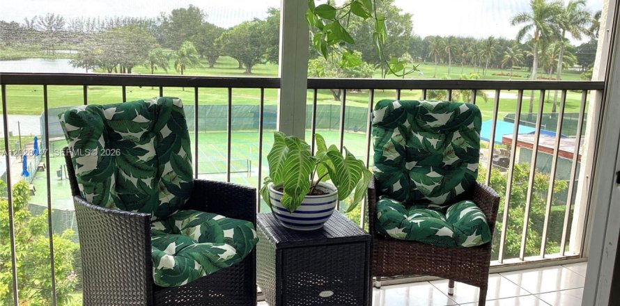 Condominio en Pembroke Pines, Florida, 1 dormitorio  № 2077397