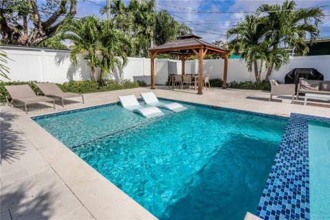 Casa en venta en Hollywood, Florida, 3 dormitorios, 139.35 m2 № 1685664 - foto 1
