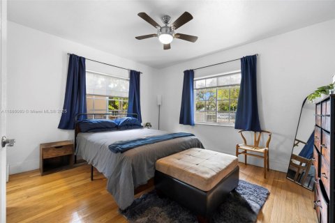 House in Miami, Florida 4 bedrooms, 140.93 sq.m. № 2013655 - photo 12