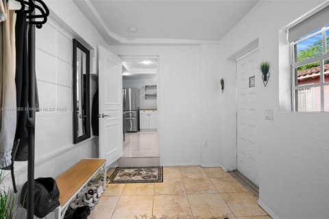 House in Miami, Florida 4 bedrooms, 140.93 sq.m. № 2013655 - photo 11